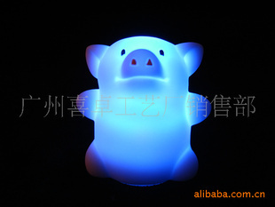 點亮童趣 探索發(fā)光玩具的魅力——聚焦發(fā)光搪膠PVC注塑公仔產品